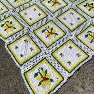 Granny Square vintage crochet blanket 4’x6’